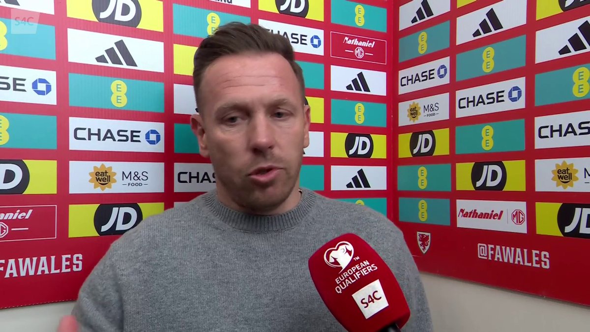 "My heart hurts for the players" "Feel the disappointment now, but tomorrow the sun rises, and we have to rise with it" Ymateb rheolwr Cymru Craig Bellamy i'r golled. Wales 🏴󠁧󠁢󠁷󠁬󠁳󠁿 | S4C Chwaraeon 🏴󠁧󠁢󠁷󠁬󠁳󠁿