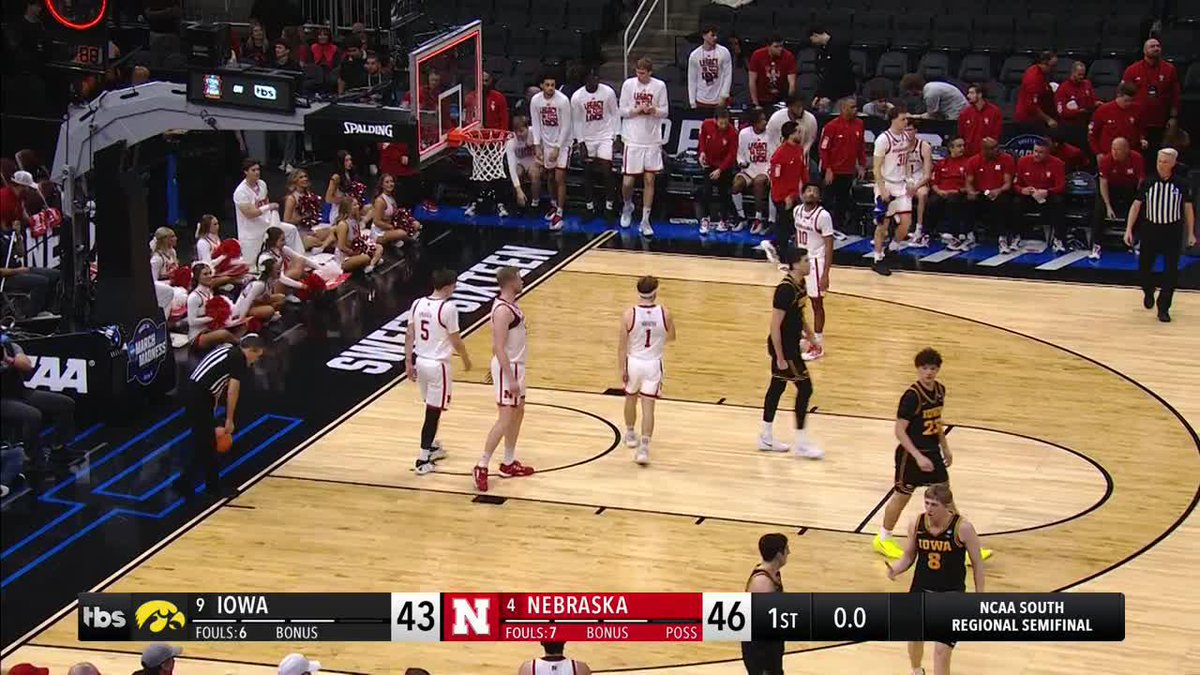 We've got a good one in Houston 🍿 Iowa beats the buzzer to cut the lead to 3 at halftime 👀 #MarchMadness