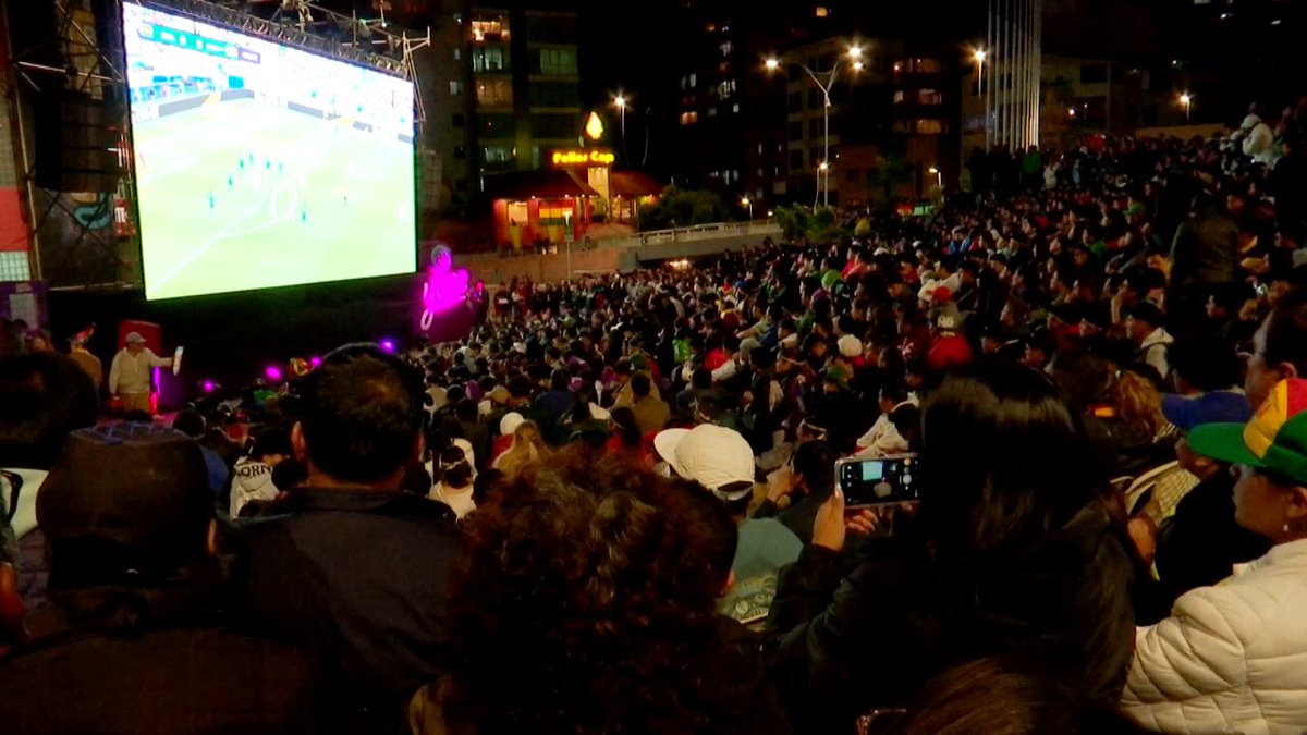 Bolivia 2. Surinam 1. Repechaje por el mundial. Pantalla gigante estadio de La Paz. teleSUR TV