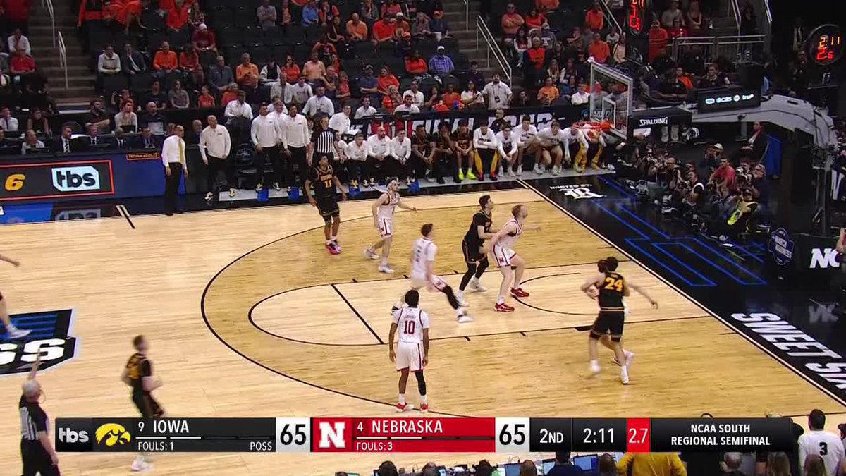 Bennett Stirtz gives Iowa their first lead of the game!