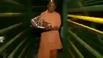 ये माटी सभी की कहानी कहेगी 👇 एसपी कॉलेज में कुछ समय पहले संपन्न हुए रामरक्षा पठन कार्यक्रम में अभिनेता राहुल सोलापुरकर ने एक ऐसी कहानी सुनाई जो कोई नहीं जानता। कोर्ट के 2019 के फैसले के बाद जब अयोध्या के राम मंदिर का निर्माण शुरू हुआ, तो उसी क्षेत्र में रामलला की मूर्ति को एक अस्थायी मंदिर में स्थानांतरित किया जाना था। इसके लिए जो मुहूर्त निर्धारित किया गया था 25 मार्च 2020 का। ठीक उसी दौरान संपूर्ण भारत में कोरोना शुरु हो गया था। इस कारण कोई भी राम लला की शोभा यात्रा में सहभागी नहीं हो सकता था और राम लला को गाजे-बाजे के साथ ले न जा सकने के कारण योगी आदित्यनाथ चिंतित थे। उन्होंने मोदीजी को फोन किया और कहा कि रामजी की शोभायात्रा जोरदार चाहिए, तब मोदीजी ने कहा कि वह इसे देख लेंगे... और वह दिन था 25 मार्च 2020, गुड़ीपड़वा का। उस दिन देश के सभी लोगों से थाली, घंटा नाद करने के लिए कहा गया तथा भगवान के पास दिया जलाने के लिए कहा गया। कोई नहीं जानता था कि ऐसा क्यों बताया गया, और इसी बीच योगी आदित्य नाथ स्वयं राम लला की मूर्ति को अपने सिर पर रख कर, 5 महंतों और 3-4 सुरक्षा गार्डों के साथ 1.3 कि.मी. पैदल चल कर गये और मूर्ति को स्थानांतरित किया। तब संपूर्ण देशवासी थाली बजा रहे थे, किन्तु किसी को भी इसकी धुंधली सी भी कल्पना नहीं थी। बाद में मोदीजी ने आदित्यनाथ से कहा कि अयोध्या में भी 100 करोड़ लोगों को साथ लेकर इतने बाजे-गाजे के साथ शोभायात्रा निकाली जा सकती थी क्या ! विशेष बात ये है कि इसमें आस्तिक और नास्तिक सभी थालियाँ बजा रहे थे। जय जय श्रीराम 🙏 #jain_dinesh