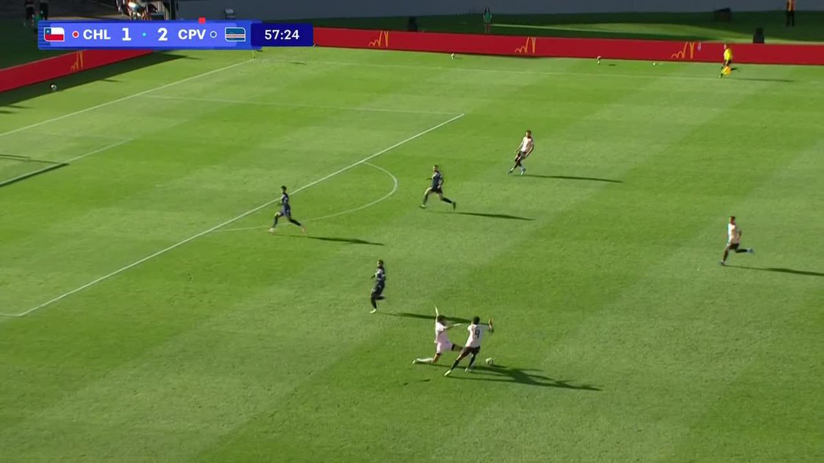 ¿¿A DÓNDE SALIÓ EL ARQUERO?? Maxi Gutiérrez (jugador de Independiente) aprovechó un error insólito del 1 de Cabo Verde y le pegó desde lejos para decretar el 2-2 de Chile en Auckland. 📺 #DisneyPlus Plan Premium (Solo Chile)