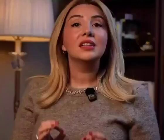 Bir kadın, hemcinslerini uyardı: “Kızlar dekolte giymek, ‘Erkekler beni arzulayın’ istediğidir. Böyle bir isteğimiz varsa erkek arkadaşımız bundan tabii ki rahatsız olmalı. Eğer ben erkek arkadaşımı seviyorsam, dekolte giymeye ihtiyacım olmamalı.”
