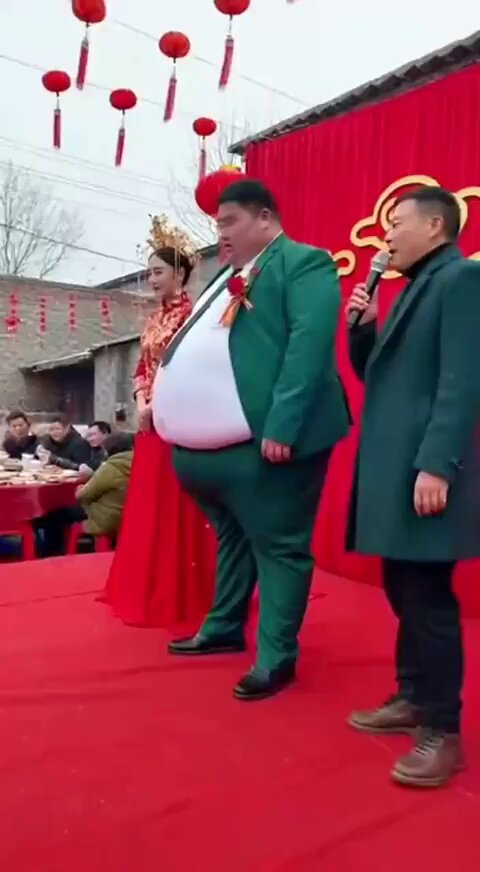 鞠个躬都那么费劲，还能娶那么漂亮的媳妇！？😅