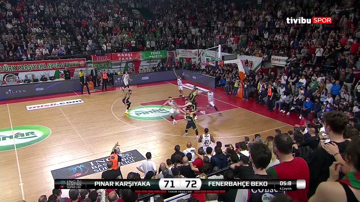 4 yıl önce bugün İzmir'de oynanan Pınar Karşıyaka - Fenerbahçe Beko mücadelesi unutulmaz son saniye basketlerinden birine sahne oldu. Nefesleri kesen maçın son saniyesinde Amath M'Baye üçlüğü gönderip takımına galibiyeti getirdi.