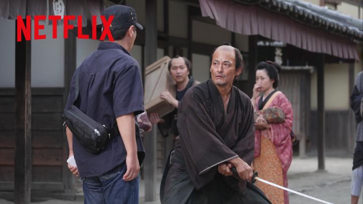 もしも、時代劇の撮影中に本物の侍が紛れ込んだら🎥 幕末の会津藩士 高坂新左衛門（山口馬木也）が現代の時代劇撮影所にタイムスリップ！ そんなこととはつゆ知らず、浪人に絡まれた町娘の救出に助太刀しようとするが…🎬 #侍タイムスリッパー #ASamuraiinTime