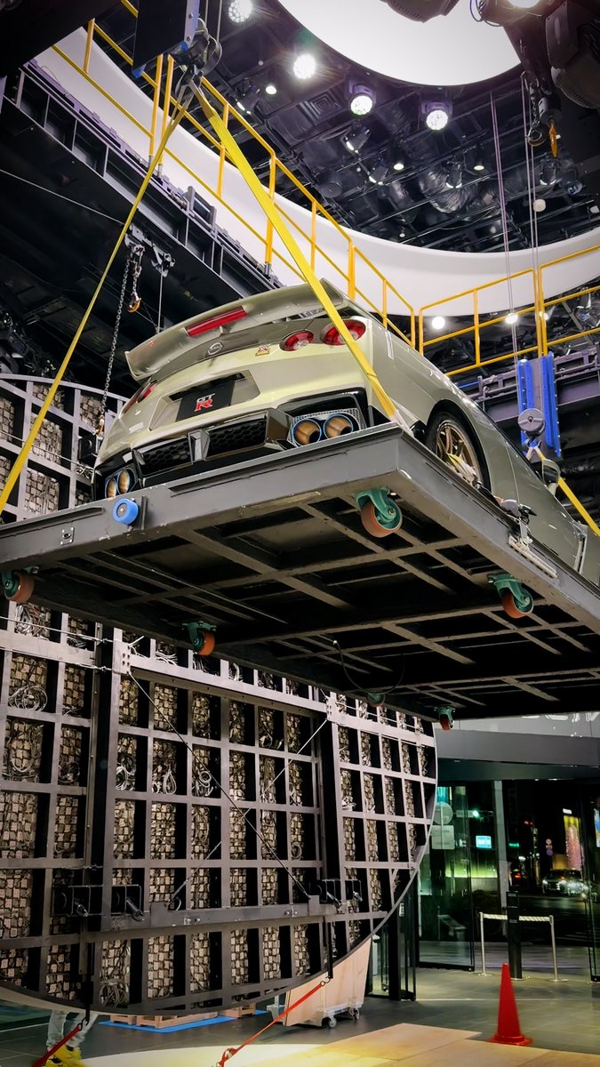 展示車両搬出の様子をご紹介🚗 「NISSAN CROSSING」に展示中の「GT-R」が搬出され、車両が入れ替わりました✨ このGT-R、どのように2階から運び出しているのでしょうか？ 普段はなかなか見られない、深夜の展示車搬出の様子をぜひご覧ください♪ #NissanGTR #GTRFOREVER