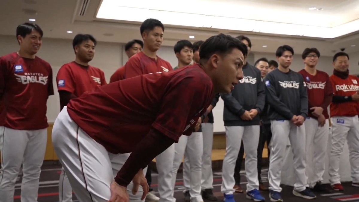 宿舎を出発する前の出陣式。 緊張感ある雰囲気の中、 #村林一輝 選手の気合いの入る声出しで心を一つに！ さぁいこう！ #RakutenEagles #強鷲革新