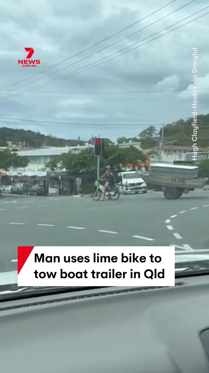 A man has been spotted riding a lime bike while towing a boat trailer at a set of traffic lights in Burleigh Heads on the Gold Coast, turning an ordinary ride into a head-turning spectacle. #limebike #lime #GoldCoast #Queensland