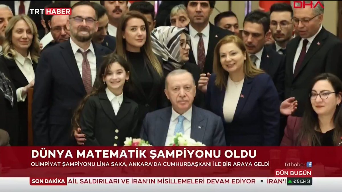 Matematik olimpiyatlarında dünya birinciliği kazanan 10 yaşındaki Lina, Külliye'de Cumhurbaşkanı Erdoğan'ın konuğu oldu.