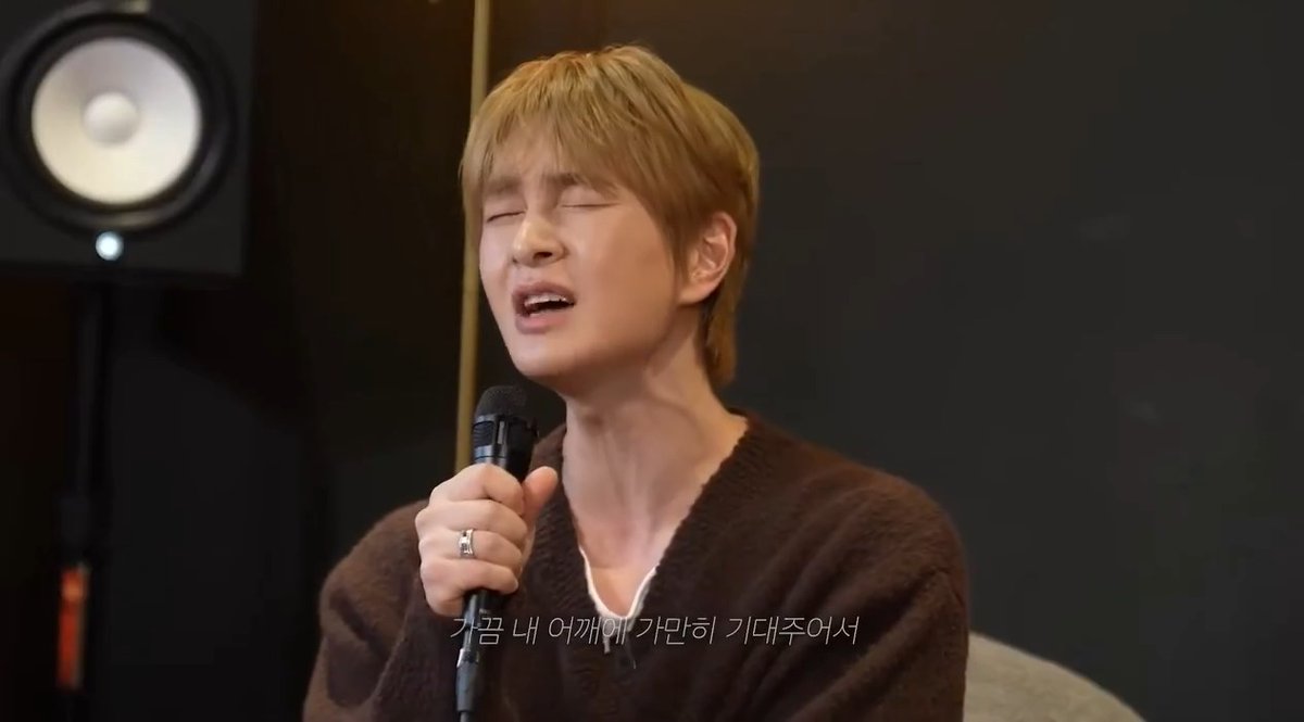 jinki sang sung si kyung's 'every moment of you' in front of the man himself...a song he cherishes a lot🥹 #온유 #ONEW #オニュSHINee ONEW