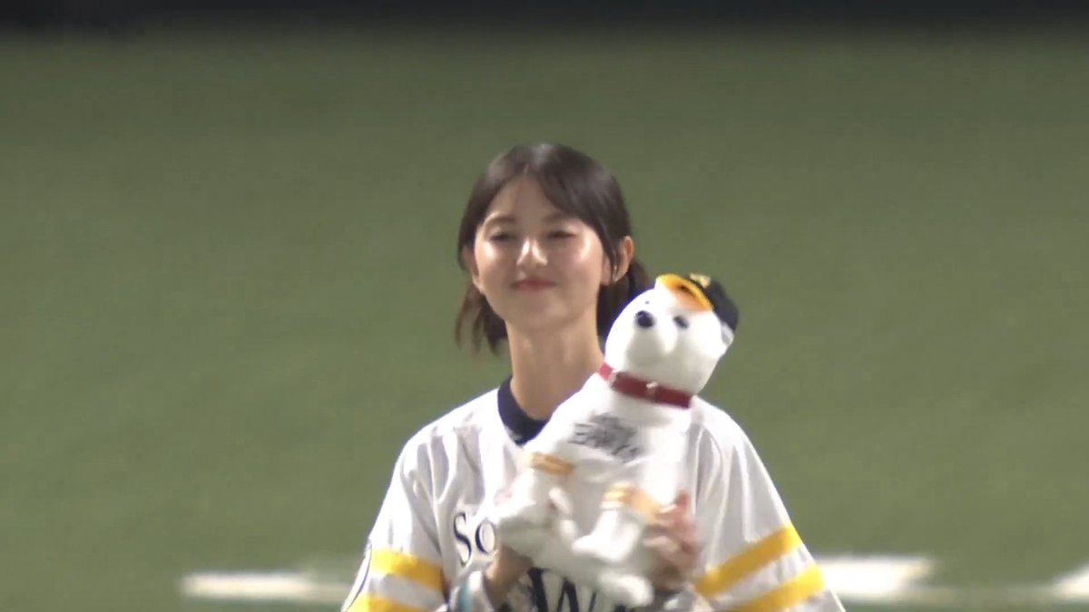 【始球式】 開幕戦の始球式に俳優の 齋藤飛鳥 さんが登場しました！⚾ 👇今だけ開幕戦含む56試合のライブ配信が無料！ご視聴はこちら