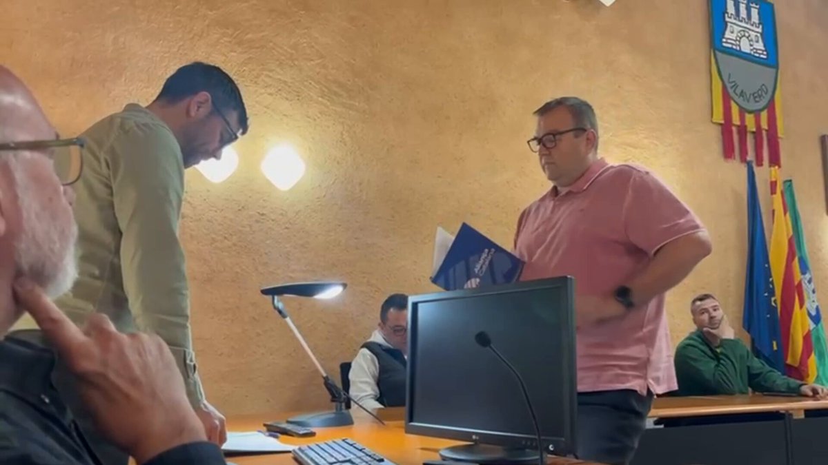 El president comarcal d'Aliança Catalana a la Conca de Barberà (Aliança Catalana-Conca de Barberà) Albert Llurba, ha jurat el càrrec de regidor a l'Ajuntament de Vilaverd per les constitucions catalanes que regien el país l'any 1714. Enhorabona, Albert! 💙 #SalvemCatalunya