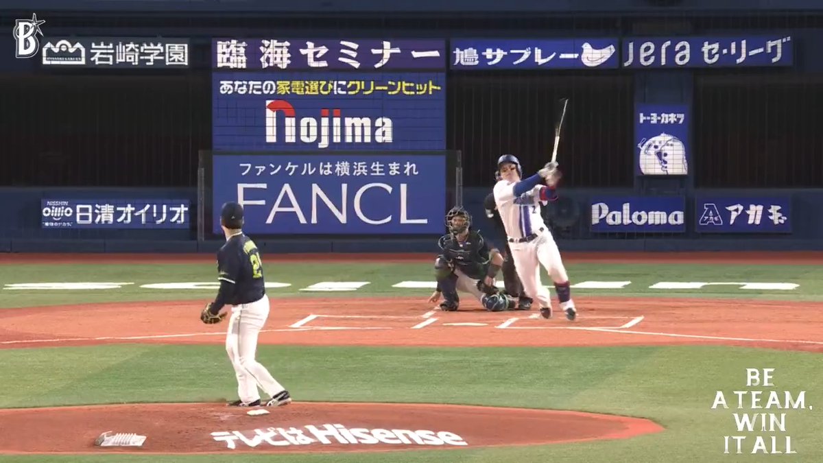 開幕戦で1番に入った #牧秀悟 選手✨ 初球を捉えた打球は、ハマの夜空に大きな弧を描きベイスターズファンの待つライトスタンドへ🌈🎆 第1号のソロホームランでベイスターズが先制🙌🙌🙌 1回裏 DB 1 - 0 S #baystars