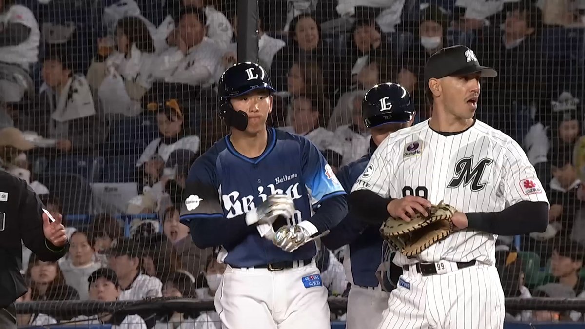 #小島大河 選手がプロ初打席で初安打を記録！ ベンチにいる高校の先輩 #山村崇嘉 選手の元に、記念のボールが戻ってきました！ おめでとうございます！ #seibulions #打破