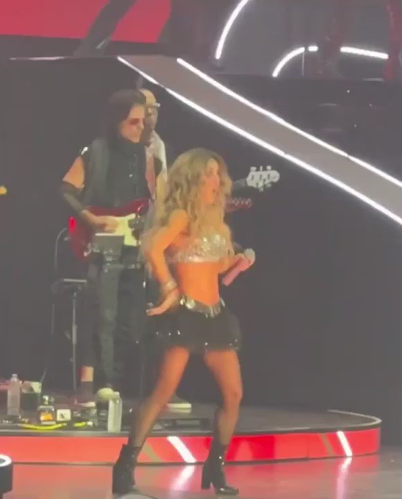 Sdds DELA (sempre fico Gag que ela passou 11 anos sem fazer show nenhum e dos 5 era a mais completa na srt e com presença de palco se brincar, superior ao auge do rbd)