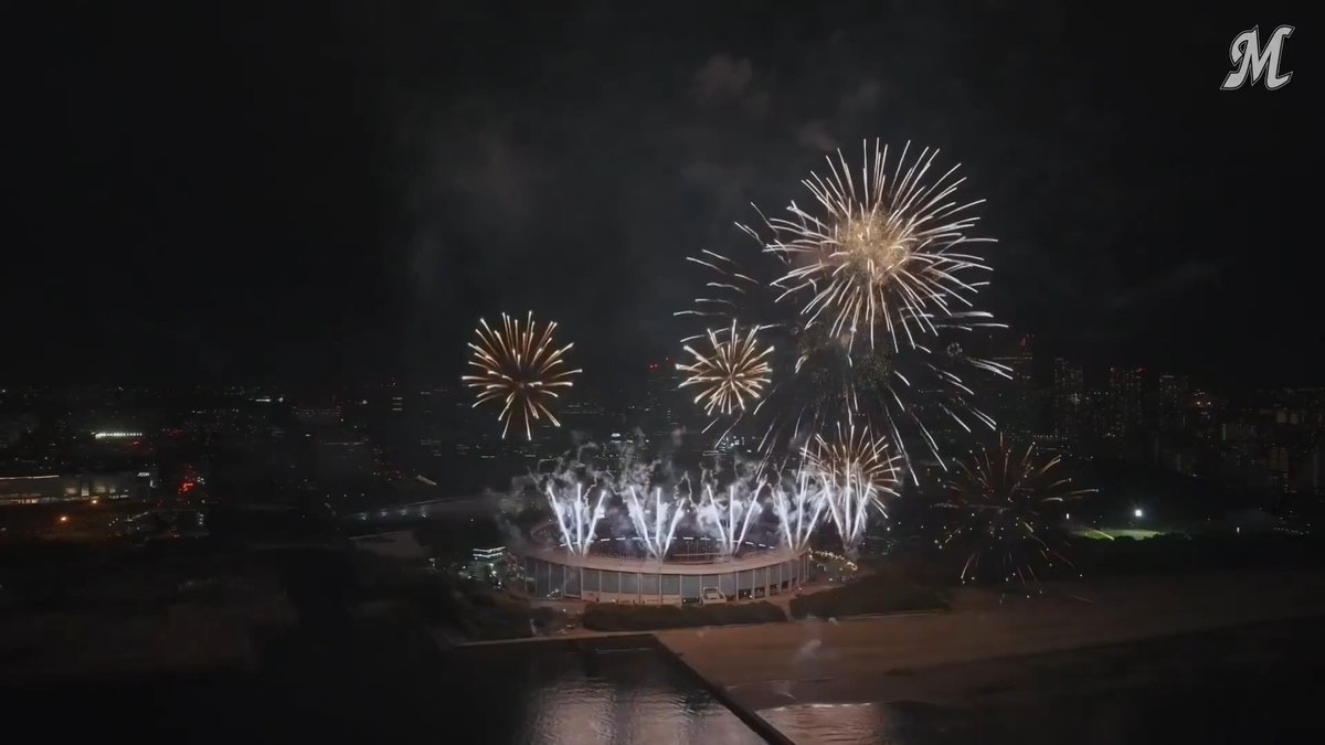 満員御礼のZOZOマリンの夜空に、シーズン開幕を彩る大輪の花火! #chibalotte #MarinesNation