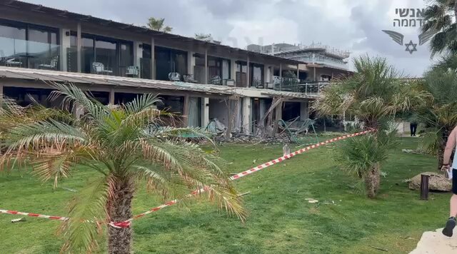 דן אכדיה היום למה לא מספרים לנו את האמת?! למה יש נפילות ופגיעות שהציבור לא יודע עליהם? ואל תגידו שזה בגלל שלא רוצים שהאיראנים יידעו! הם יודעים והכל! הסרטון הזה רץ בווטסאפ אצל אלפי אנשים, אם אנחנו יודעים גם הם יודעים. לציבור מגיע לדעת את האמת כולה ולא חצאי אמת במשקפיים ורודים Benjamin Netanyahu - בנימין נתניהו