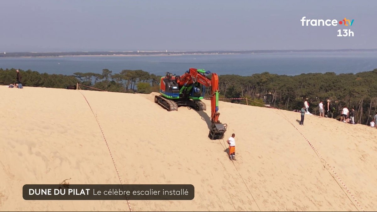 Dans le Bassin d'Arcachon, c'est une tradition. Chaque année depuis 1996, l'escalier de la dune du Pilat fait son retour avec l'arrivée du printemps. 130 marches pour admirer la vue magnifique au sommet de la plus haute dune d'Europe. #JT13H