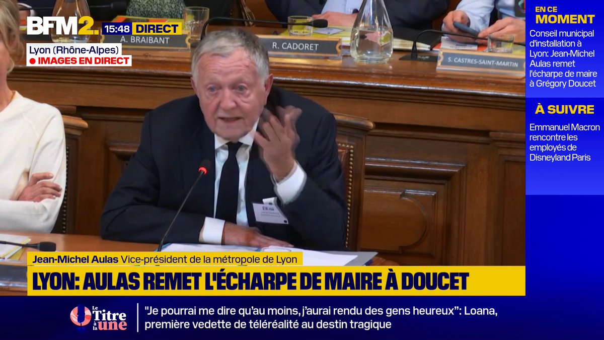 C’est une pépite la remise de l’écharpe de maire à Doucet par Aulas