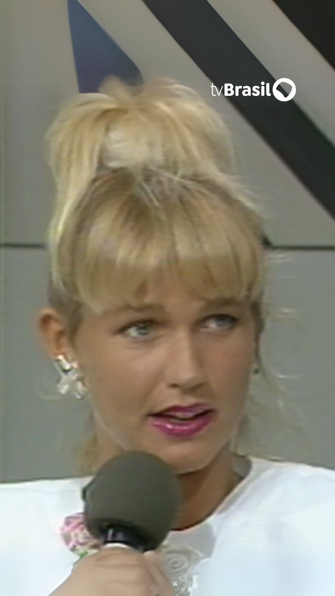 #AcervoEBC 📂 | No dia do aniversário da Rainha dos Baixinhos, a gente relembra a participação da Xuxa no #SemCensura, em 1989. No programa, ela falou sobre como a infância em Bento Ribeiro, no Rio de Janeiro, ajudou no trabalho com as crianças.