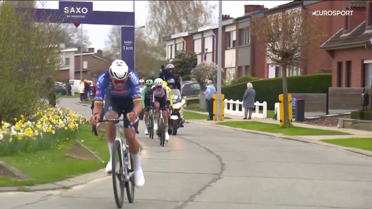 🚴🇧🇪 | Amai! Wat een spannende finale! Van der Poel wint na een succesvolle solo, maar alleen vanwege onenigheid bij de achtervolgers. Wat een ontknoping! 🙌🐐 #cycling Wielrennen 👀 HBO Max
