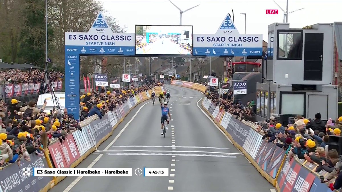 ¡QUÉ FINAL! ¡QUÉ LOCURA! VAN DER POEL APROVECHA EL 𝑹𝑬𝑮𝑨𝑳𝑶 😱😱😱 🥵 MVDP logra su tercera #E3SaxoClassic en un final surrealista: ¡el grupo se paró cuando el rey del ciclocross parecía estar acabado! 🚴 Lo has vivido en Eurosport y HBO Max España 🌟. #LaCasadelCiclismo