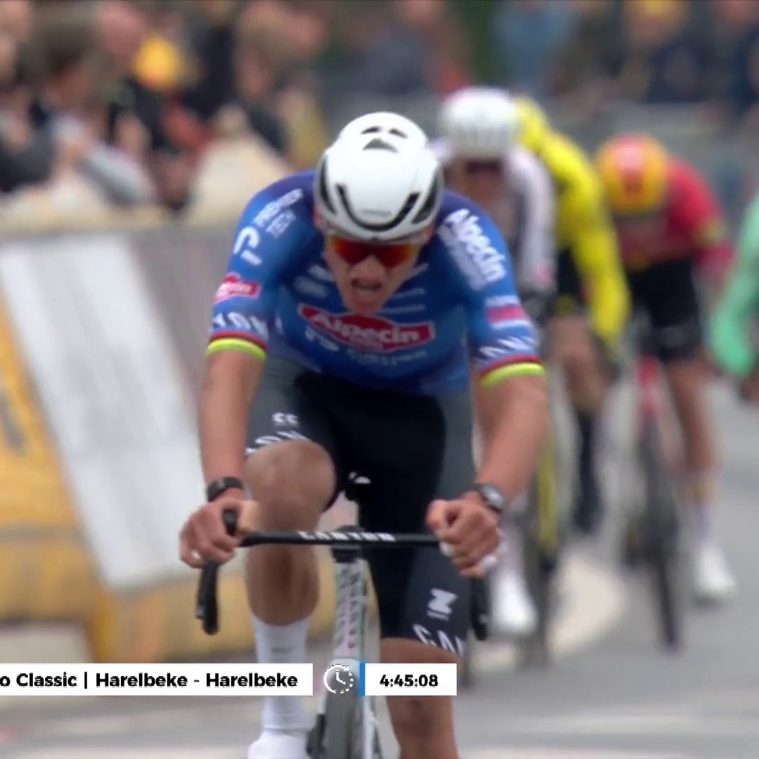 Mathieu van der Poel conserve sa couronne sur l'#E3SaxoClassic après un final extraordinaire ! Sur le point de le reprendre à moins d'un kilomètre de l'arrivée, ses poursuivants se sont regardés et le Néerlandais en a profité pour aller s'imposer en solitaire #LesRP