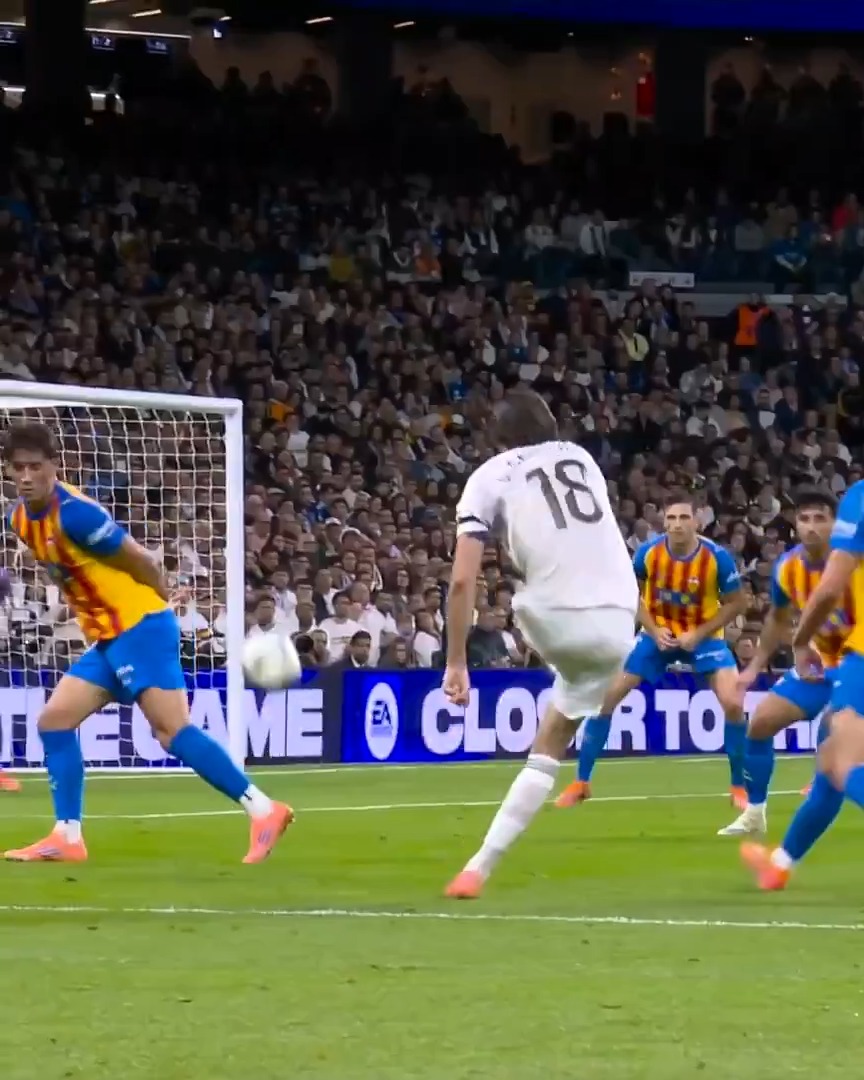 This angle of Álvaro Carreras goal against Valencia is perfect. 😍🎯