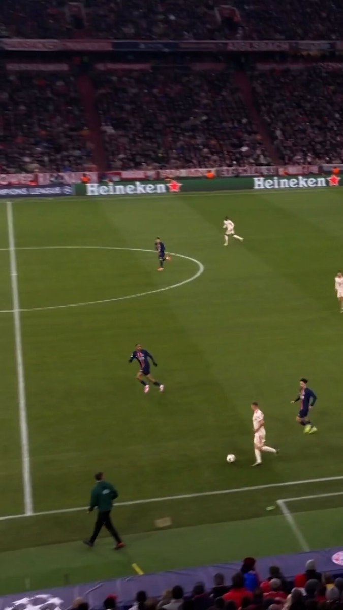 Cuando Guardiola dirigía al Bayern quiso poner a Manuel Neuer de mediocentro. Rummenigge lo convenció de que no lo hiciera porque iba a ser una provocación para el rival. Condiciones no le faltaban...