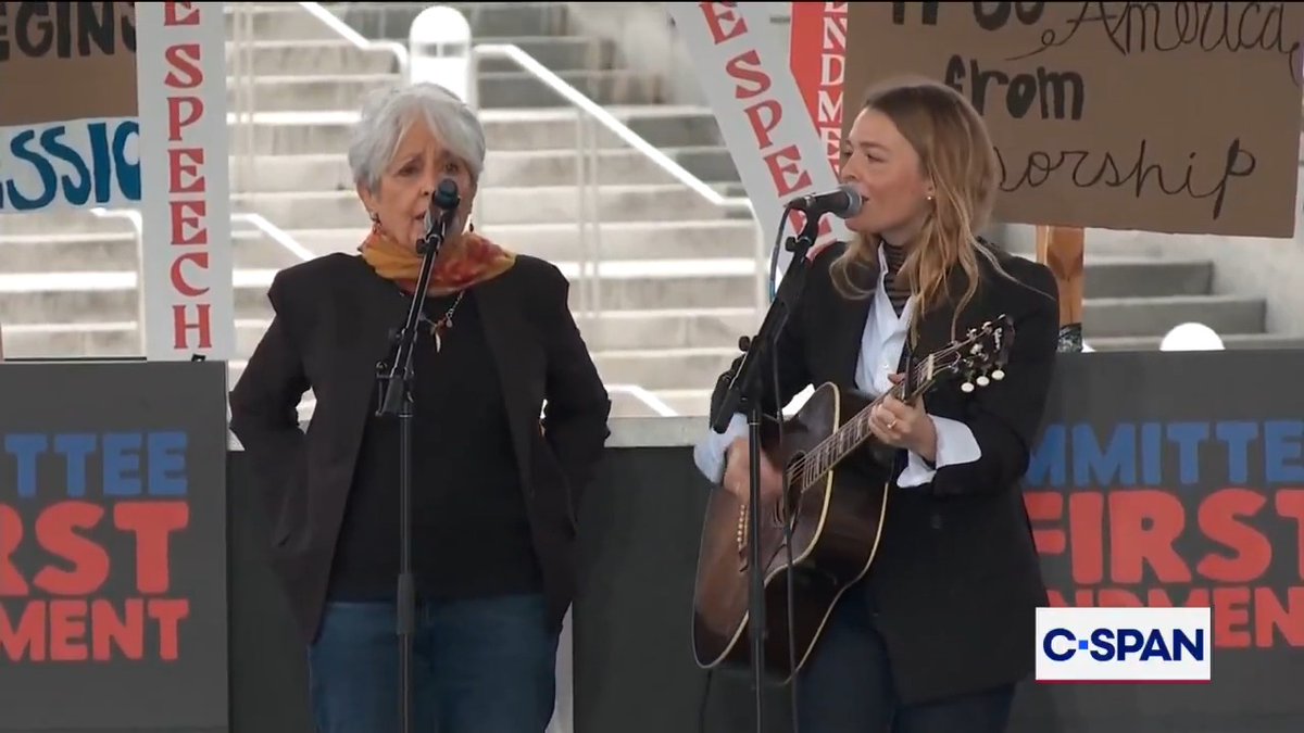 .Joan Baez &amp; Maggie Rogers duet Bob Dylan's "The Times They Are A-Changin' outside Kennedy Center: