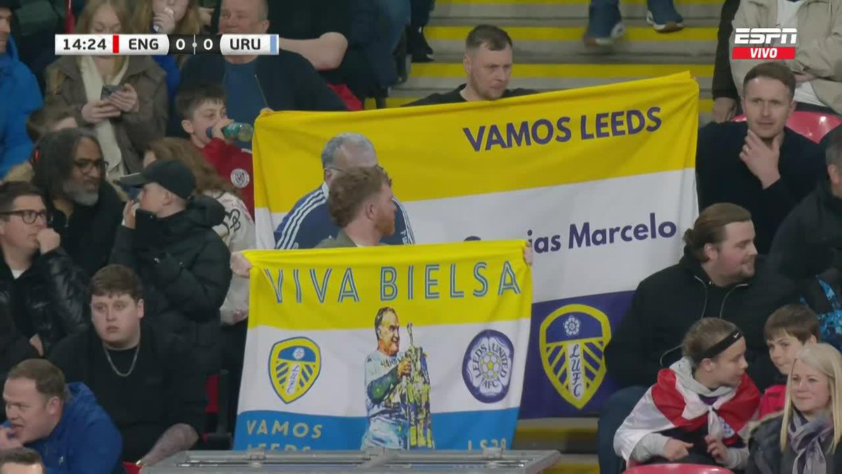 "VIVA BIELSA". El Loco dejó un gran recuerdo de su paso por Leeds y algunos fanáticos del club se acercaron con banderas a Wembley, para hacerle sentir su apoyo al DT en el amistoso entre Inglaterra y Uruguay. 📺 #DisneyPlus Plan Premium (No disponible en Uruguay)