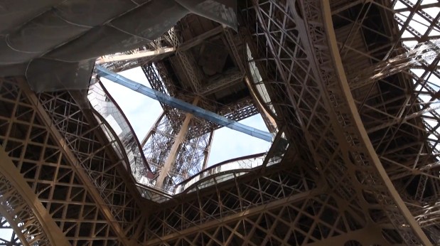🇫🇷 Tourists in Paris are braving a 40-meter-long mesh walkway suspended nearly 60 meters above the ground at the Eiffel Tower, an attraction that will be in place until May 3.