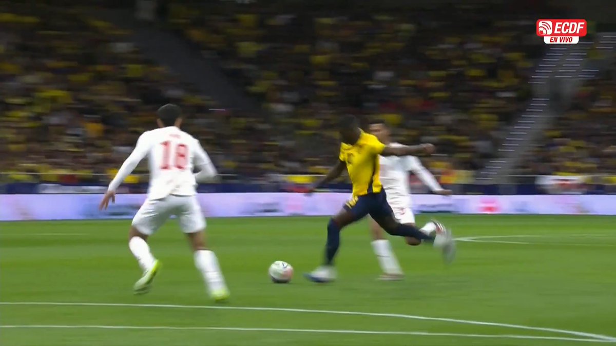 ¡ASÍ TE QUEREMOS, MOISÉS! 🔥🤩 ¡COMO EN EL CHELSEA! Moisés Caicedo se animó tras la recuperación de Minda. #LaTrixECDF 🇪🇨 📲 Mira el partido: