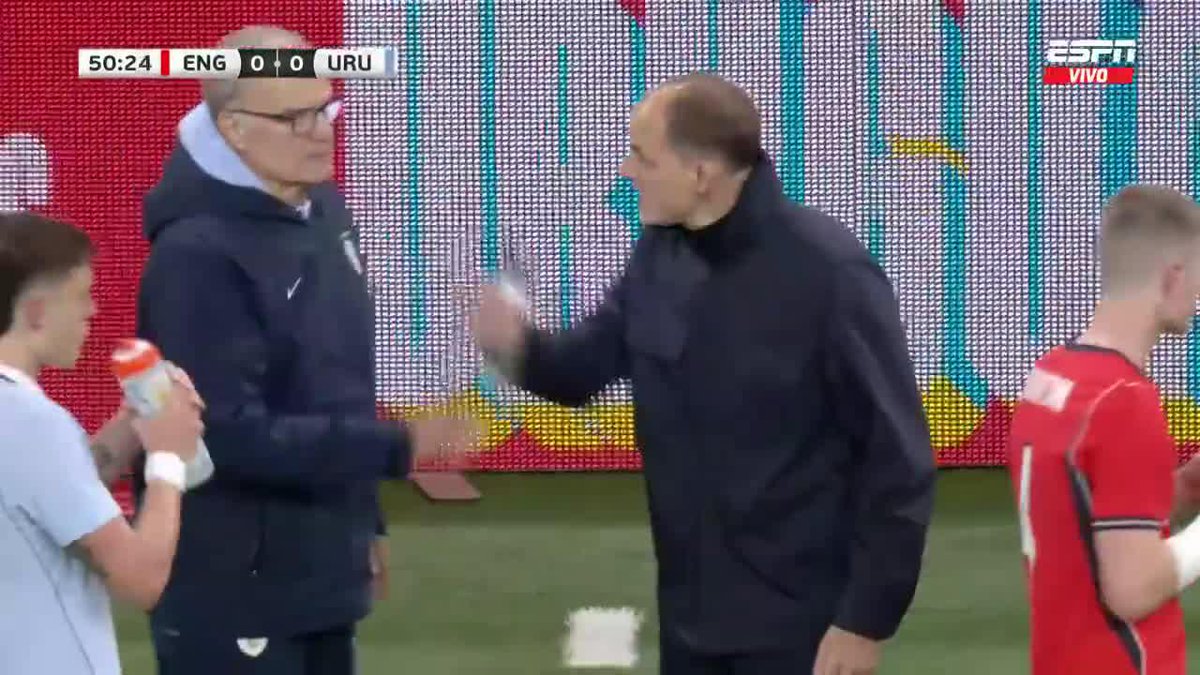 Tuchel tuvo un picante cruce de DT's con el Loco Bielsa, por la fuerte entrada de Araújo sobre Foden... ¡CALMA! 📺 #DisneyPlus Plan Premium (No disponible en Uruguay)
