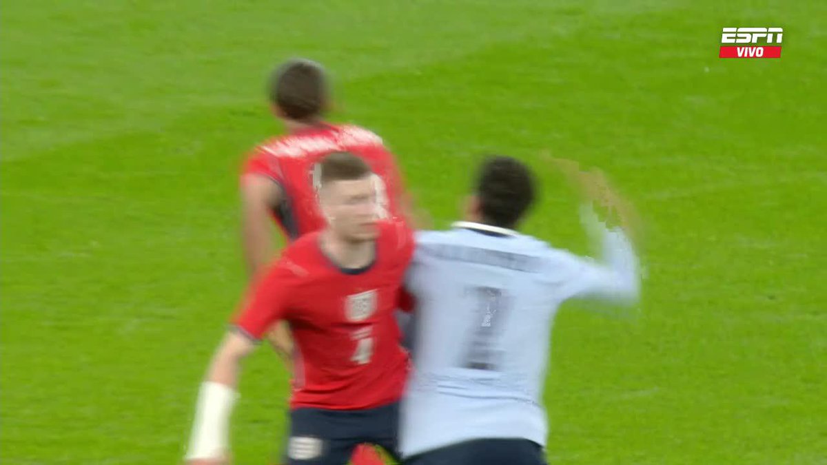 Todo Uruguay pidió infracción sobre Josema Giménez en el córner que terminó en gol de White, para el 1-0 de Inglaterra sobre La Celeste... ¿QUÉ TE PARECIÓ? 📺 #DisneyPlus Plan Premium (No disponible en Uruguay)