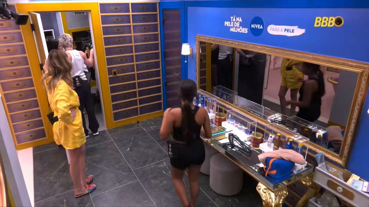 🚨 oi, rafa. respondendo à sua pergunta: os itens são da própria gabi. inclusive, ela entrou no quarto após a prova para buscar a necessaire, como mostra o vídeo. pedimos responsabilidade ao levantar esse tipo de questionamento. #TeamGabi #BBB26
