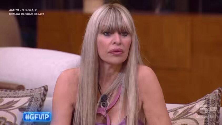 MA IN CHE SENSO HA LE TETT3 IN CALORE #GFVIP