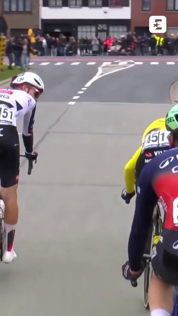 The final km of today's E3 should be watched with Benny Hill's theme, so ridiculous. 🙈🤣 If Mathieu really stopped pedalling for one second on purpose so the others think he gave up and then he kept pushing, it was a 200+ IQ move. #E3SaxoClassic