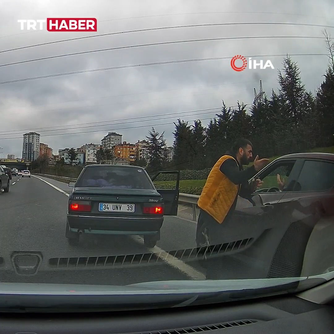 İstanbul Ümraniye’de bir sürücünün önünü kesip tokat atan şüpheli yakalandı; 360 bin TL ceza kesildi, ehliyetine 60 gün el konuldu ve aracı trafikten men edildi.