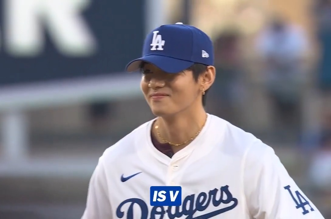 In honor of V's first pitch making Netflix's documentary "BTS: The Return" ... Here is a throwback of the memorable moment! ⚾️💜 #BTS #BTSARMY #방탄소년단 #BTS_ARIRANG #Taehyung