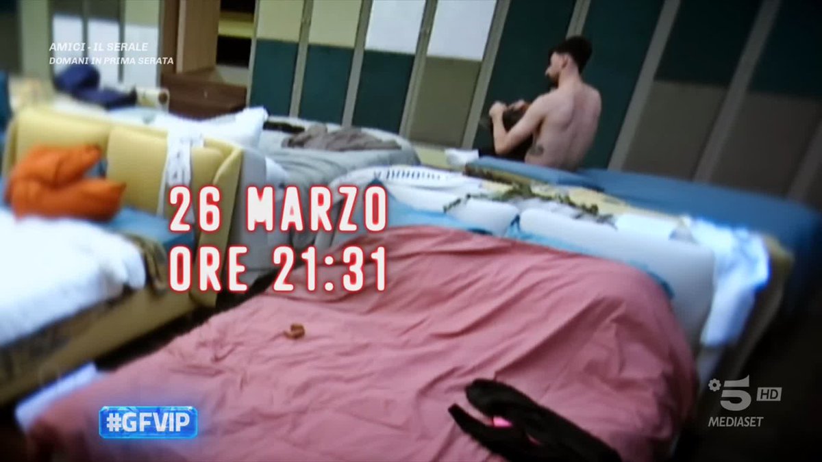 Raimondo ha trovato un bigliettino nascosto dentro le sue scarpe… 👀 #GFVIP