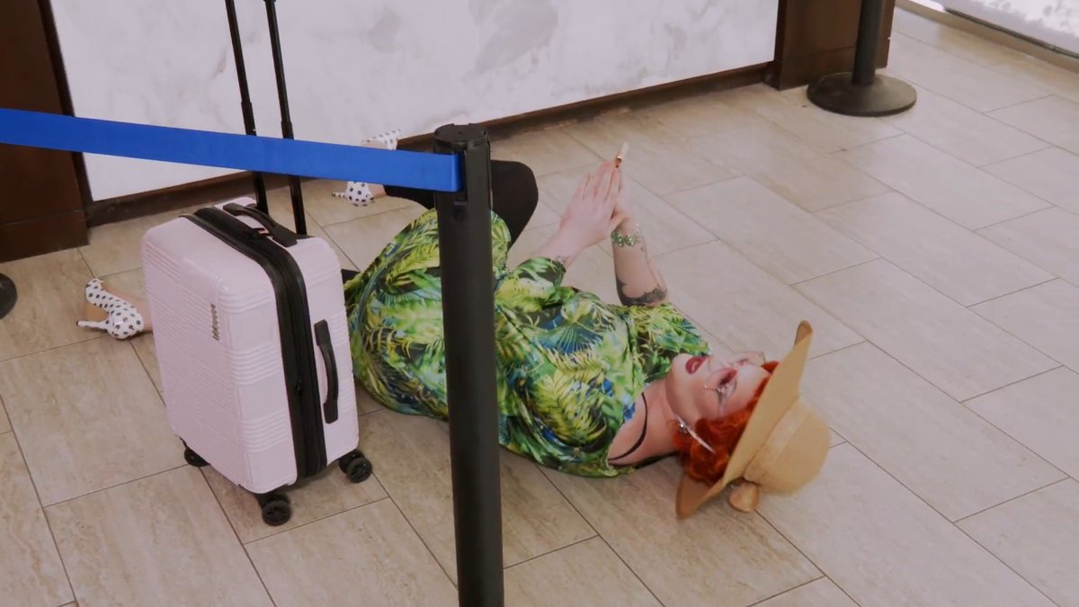 She just wanted a mojito 🥲 #DragRace