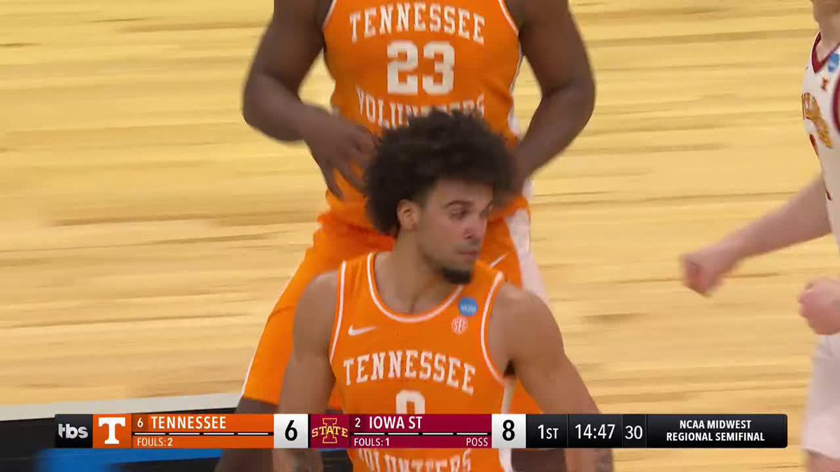 Felix Okpara SWATS it and Ja'Kobi Gillespie finishes! Tennessee Basketball