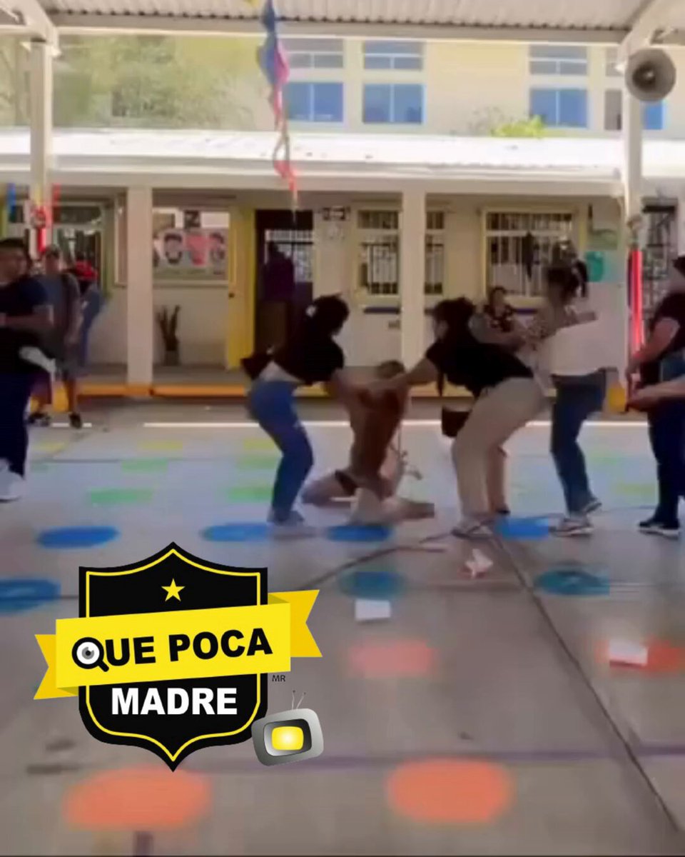 👊‼️MADRES SE AGARRAN A GOLPES FRENTE A JARDÍN DE NIÑOS EN MONTERREY‼️ 😱💥🏫 Un grupo de madres protagonizó una pelea a golpes afuera del kínder “24 de Febrero TV”, junto a la iglesia Santa Filomena en #Monterrey, #NuevoLeón, frente a varios niños que presenciaron el altercado. El Gobierno de Nuevo León Gobierno Monterrey