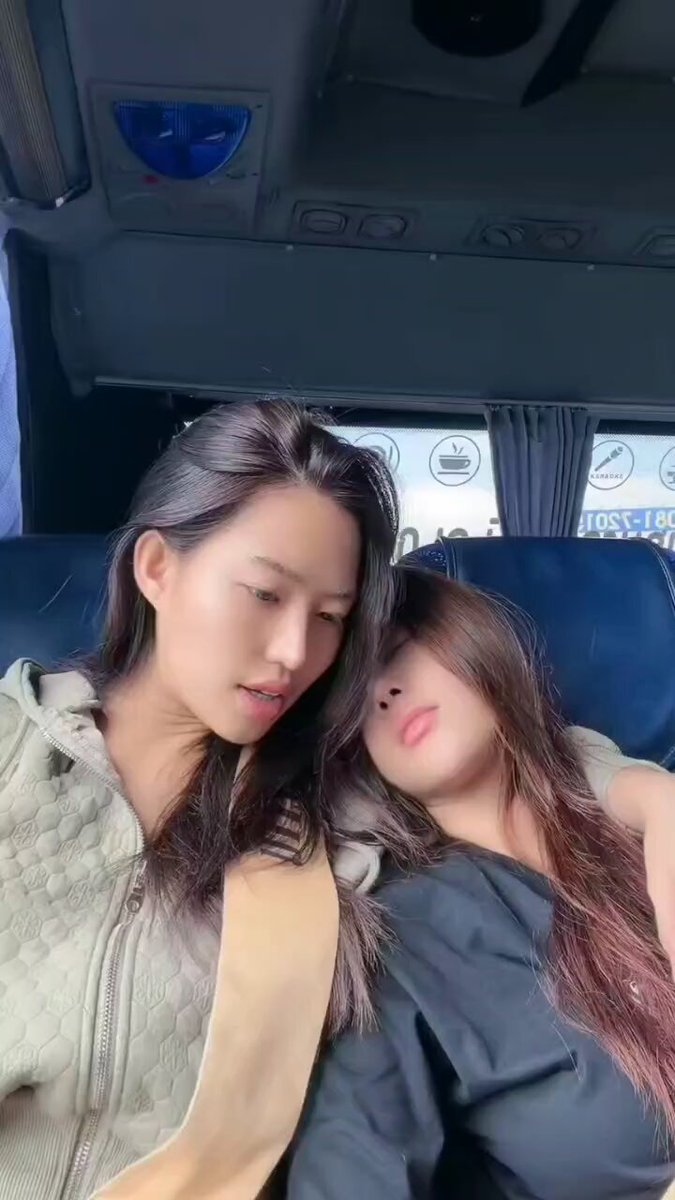 Elas se beijando, a Prang pegando no peito da Meily..... Elas esquecem que tem +2 mil pessoas assistindo hahahah #PrangLy #ปรางลี่ #ปรางปรังรัตน์ระพี #เหมยลี่พัชรมนต์