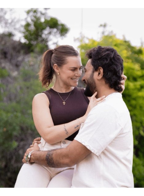 America 🇺🇸 × India 🇮🇳 An Indian guy proposes to his White-American girlfriend, and she wholeheartedly accepts. They kiss and hug each other with love ❤. The future of America looks bright and brown 🟤☝️