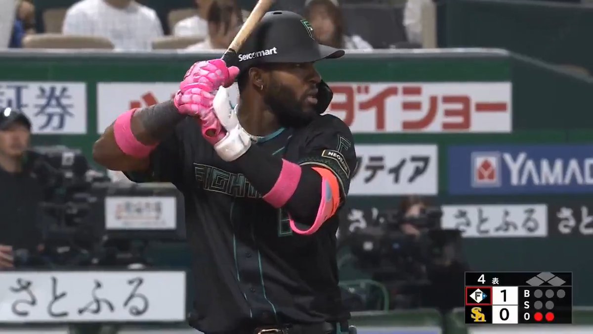 初球をとらえた⚡⚡ カストロ選手の来日第1号ソロホームランで追加点💪 #ドミれ #lovefighters 「anan」コラボグッズ販売💙4/1(水)12:00まで受注販売中！