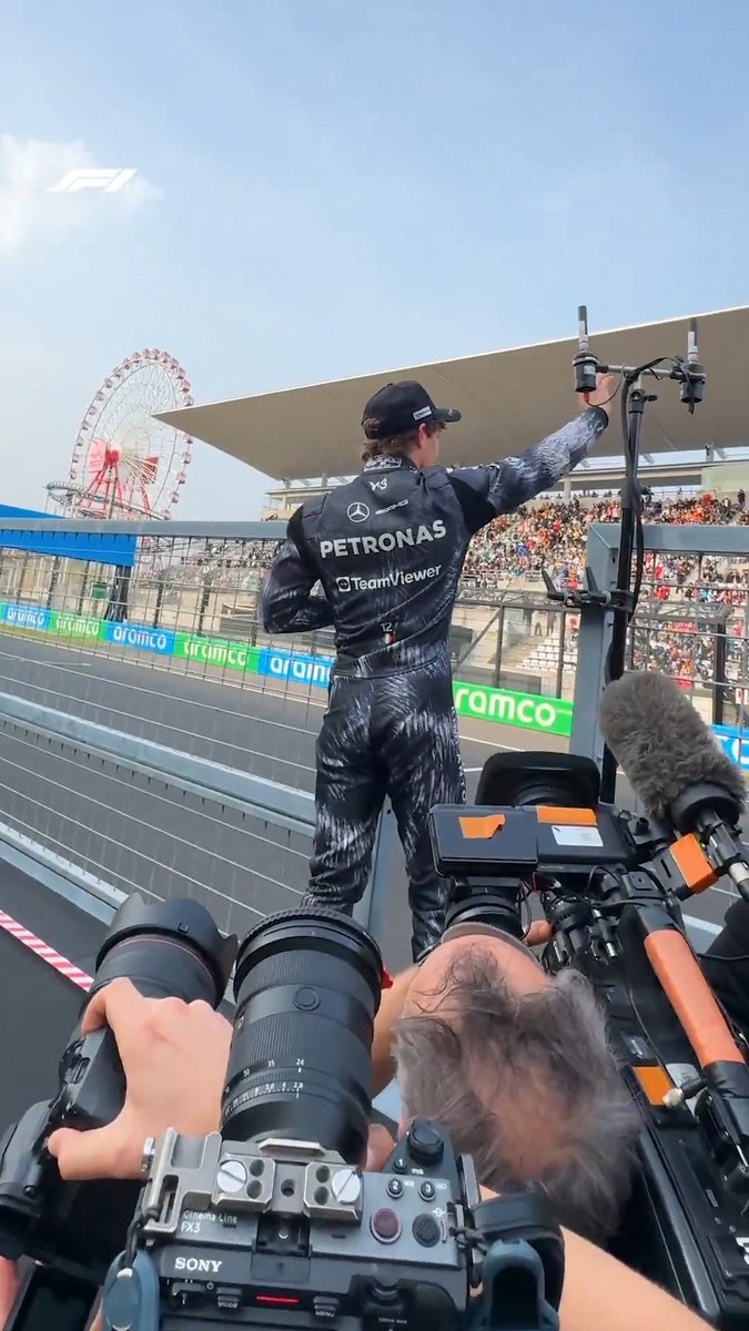 Kimi feeling the love from the Japanese fans ❤️ #F1 #JapaneseGP Mercedes-AMG PETRONAS F1 Team