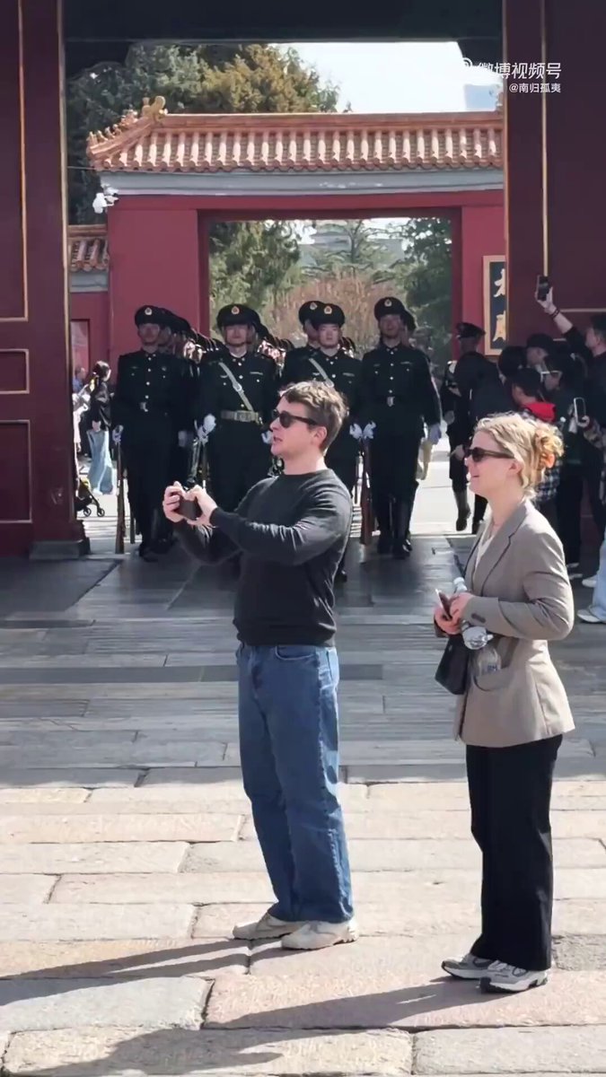 A young British man encountered the Chinese flag guard while visiting the Forbidden City in Beijing. His instinctive dodging movement was so smooth—it looks like he must have been kicked by a horse in London before.